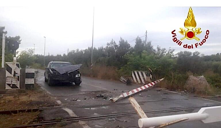 Lavocedimanduria It Manduria Auto Travolge Treno Sulla Erchie Manduria