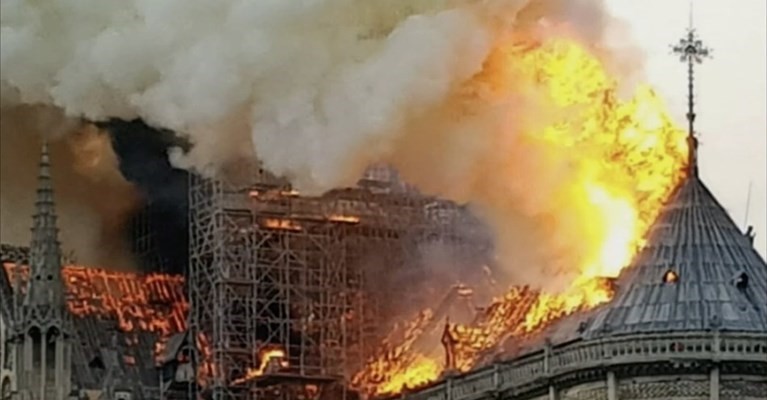 Lavocedimanduria It Manduria Incendio Nella Cattedrale Di Notre Dame