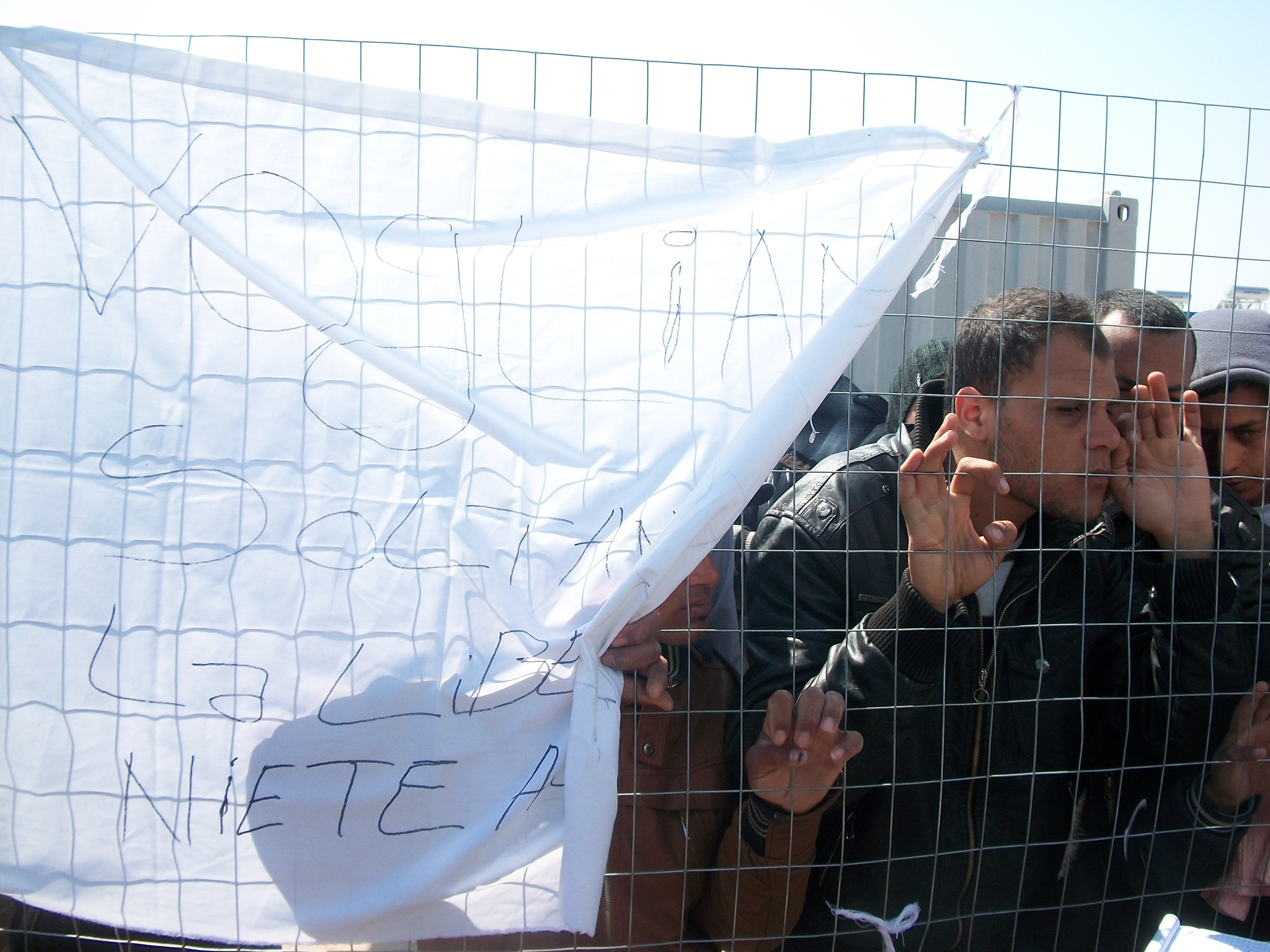 Lavocedimanduria It Manduria La Protesta Dei Tunisini Per Quello Che