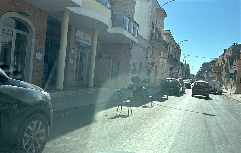 A Sava spuntano le “sedie comunali anti-parcheggio”