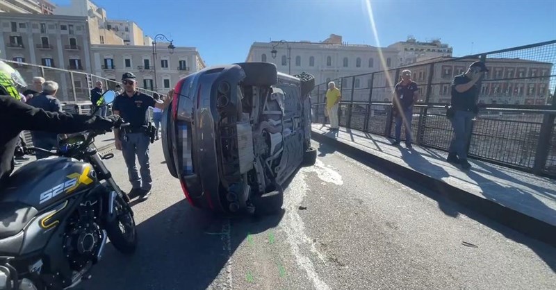 Auto inseguita dalla polizia si ribalta sul ponte girevole 