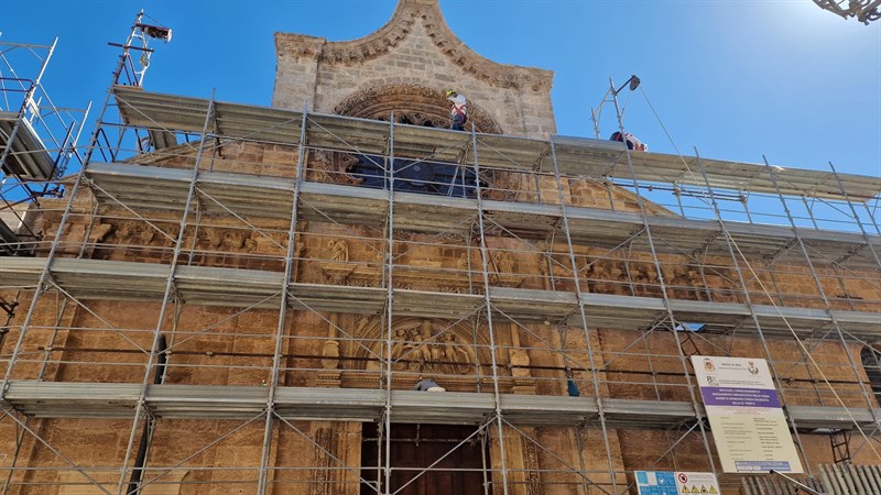 Dopo tre anni la facciata della chiesa madre si mostra al pubblico