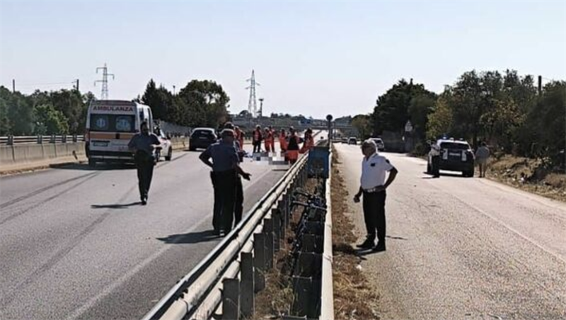 Auto travolge ciclisti e ne uccide tre 