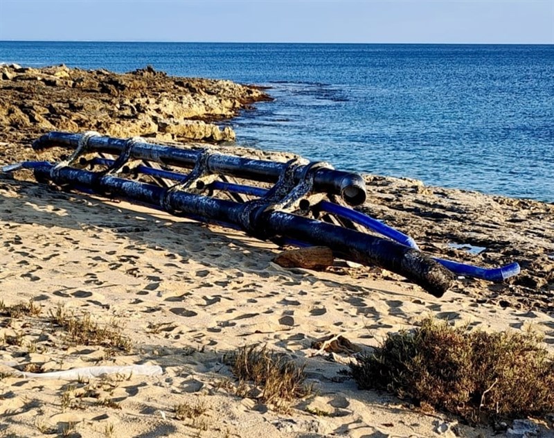 Il mare spiaggia una struttura inquinante e pericolosa