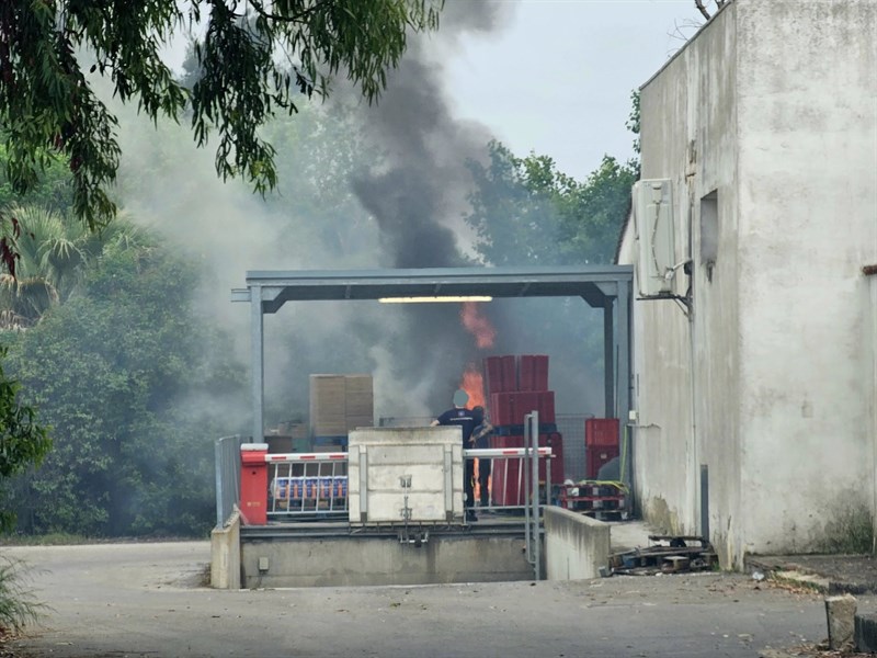 Incendio nel deposito di carte di Eurospin di Oria