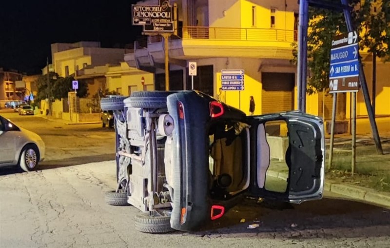 Auto si ribalta nella notte su via Maruggio, una ragazza ferita