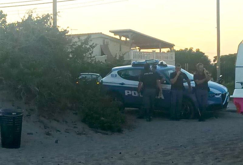 Forze di polizia sulla spiaggia sequestrano pedalò e moto d'acqua