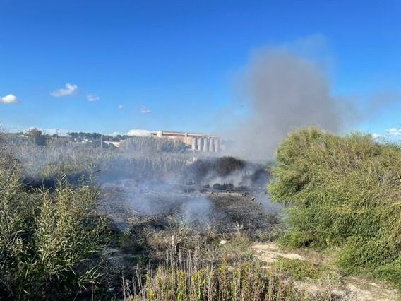 Fiamme distruggono il canneto del fiume Chidro 