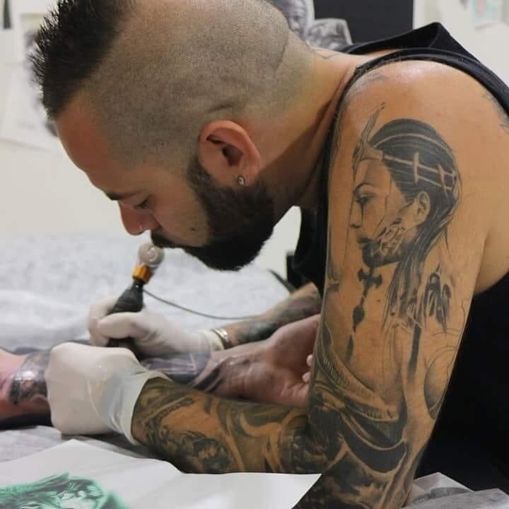 Esplode a Manduria il fenomeno Giuseppe Tedesco, il tatuatore tiktoker che ti dice quali tatuaggi non devi fare