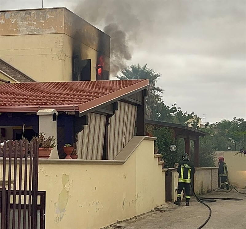 Incendio in una casa al mare, tutti salvi gli occupanti