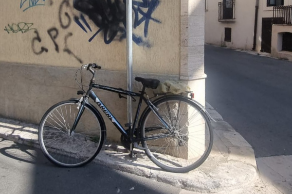 Mistero in strada: di chi è la bicicletta abbandonata all'angolo