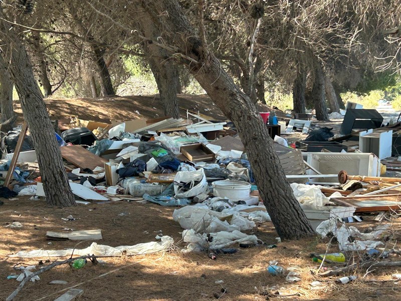 Discarica a cielo aperto nel “Parco della Rimembranza”