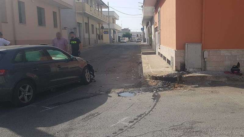 Scontro all'incrocio in via Senio, un giovane in ospedale