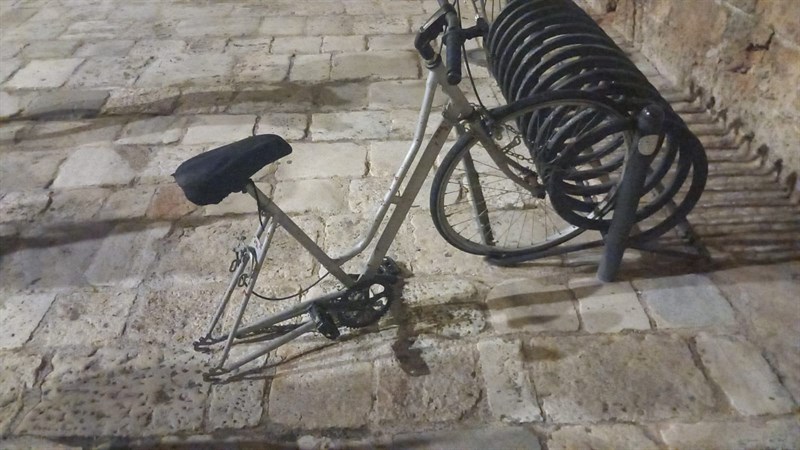 Incatena la bici alla rastrelliera in piazza e ne trova metà 