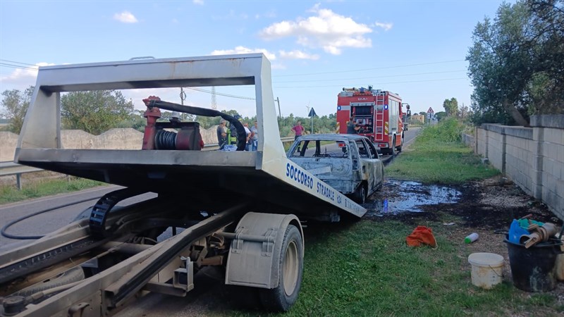 Auto in corsa prende fuoco, salvo per miracolo il conducente 