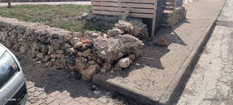 Manduria, crolla il muretto a secco del nuovo municipio: la segnalazione di un attivista