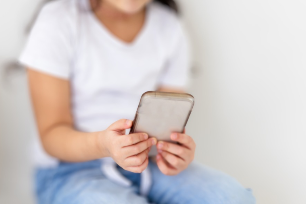 Bimba manduriana adescata sui social