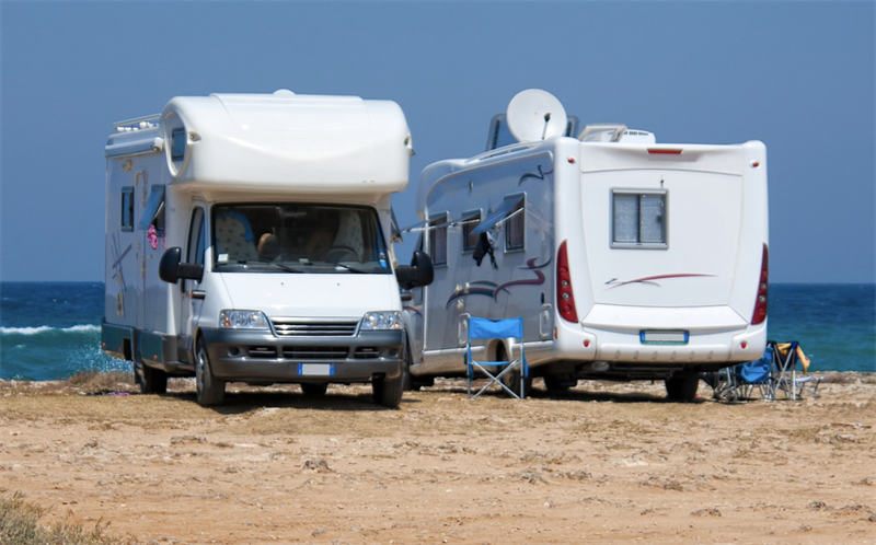 Vietata la sosta delle roulotte sul litorale di Campomarino, i camperisti insorgono 