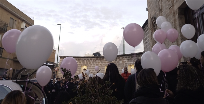 Lavocedimanduria It Manduria Palloncini Bianchi E Rosa Per I Funerali Dei Due Fidanzatini