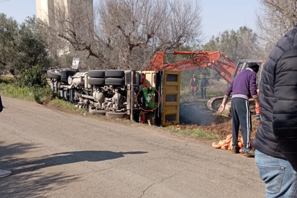 Camion carico di bitume si rovescia su un fianco, un ferito in ospedale