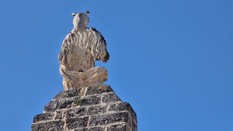 Grave deterioramento della statua sull’Arco di Sant’Angelo