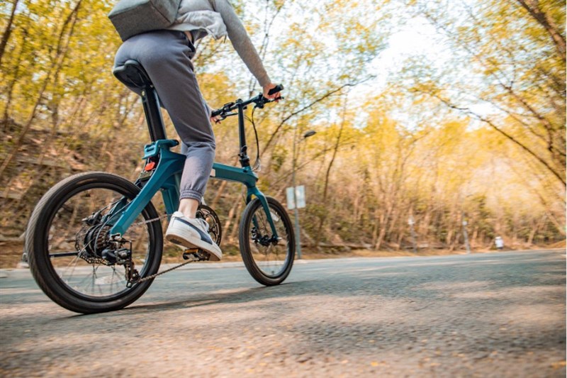 Zaino, laptop e una bici elettrica pieghevole Fiido: ecco come i nomadi digitali si muovono nel 2025