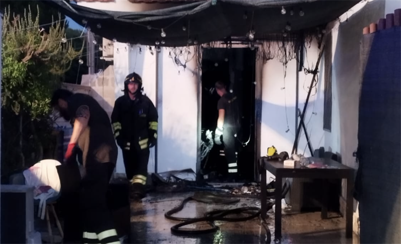 Paura a Urmo Belsito: incendio in una casa estiva, salvi donna incinta e bambini
