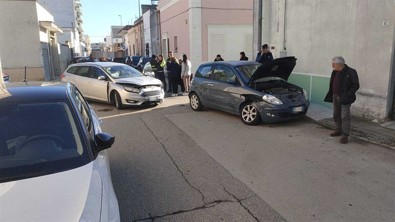 Scontro tra due auto all'incrocio del solito quartiere