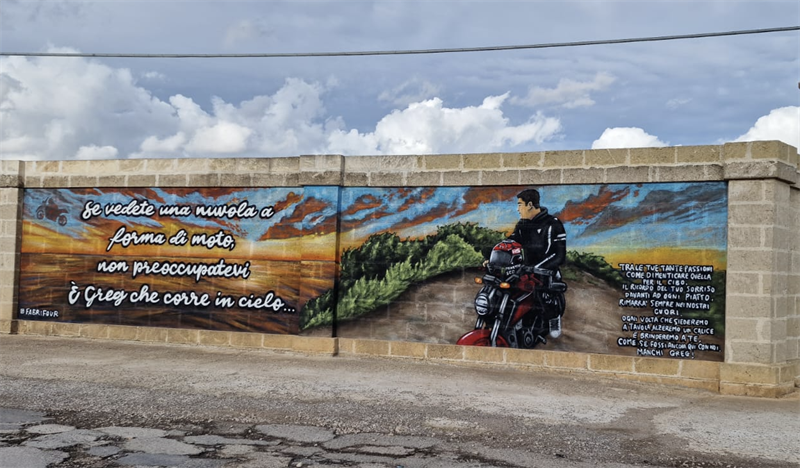 Un murales per ricordare il giovane Greg