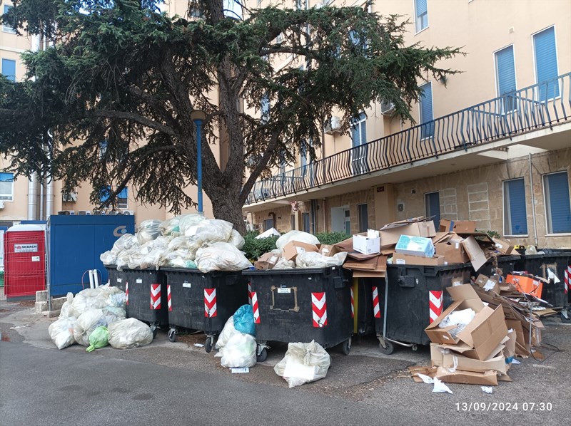 Discarica a cielo aperto nell'ospedale (che non fa ancora la differenziata)