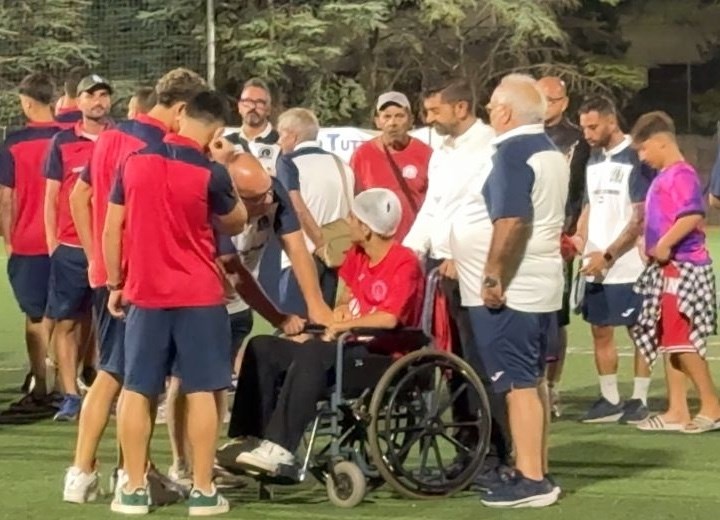 Mirko torna a casa e festeggia il compleanno con la sua squadra