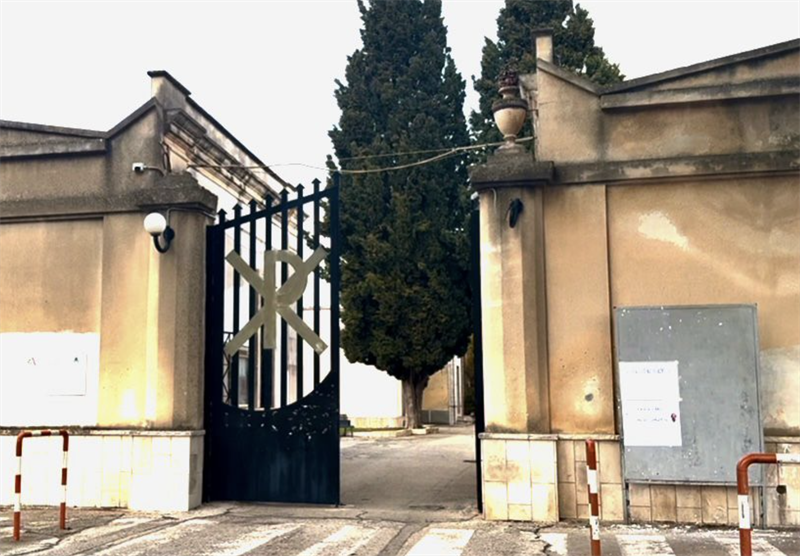 Cimitero di Sava chiuso di domenica: "il responsabile è un manduriano" 