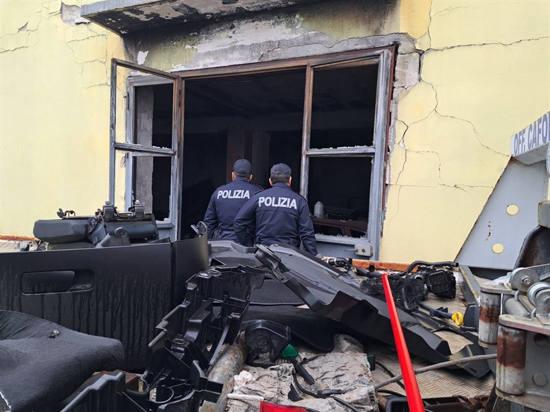 Meccanico abusivo, la polizia chiude l'officina