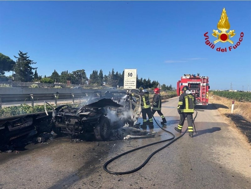 Jaguar prende fuoco in corsa, salvo il conducente