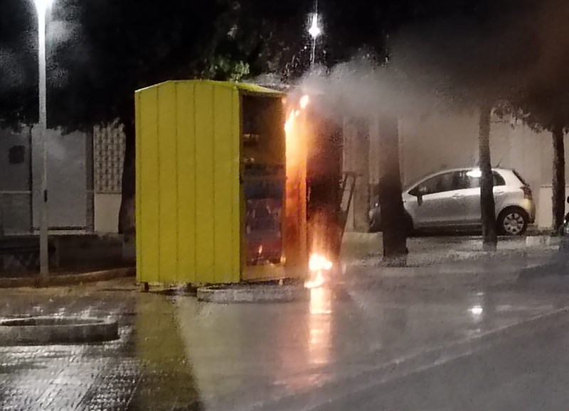 Vandali danno fuoco al contenitore di abiti usati in Piazza Archita