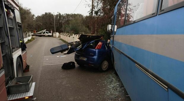 Scontro auto pullman, muore una donna a Oria