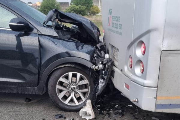 Auto tampona pullman di linea, un ferito in ospedale