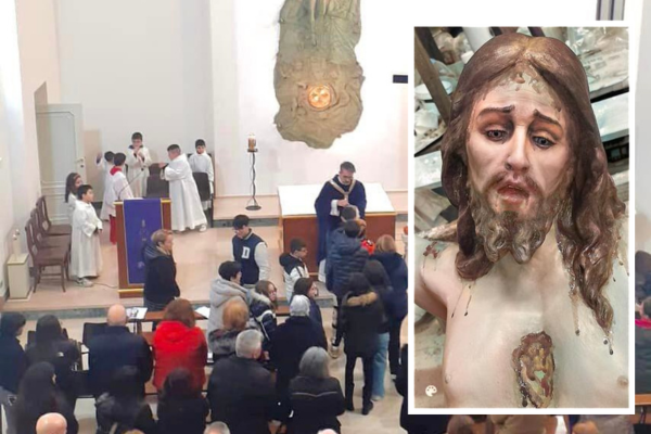 I parrocchiani di Santa Gemma Galgani accolgono il nuovo crocefisso per la loro chiesa  