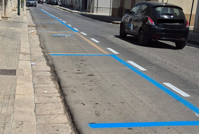 Nuove strisce blu su via Lecce: “tassa occulta sul lavoro”