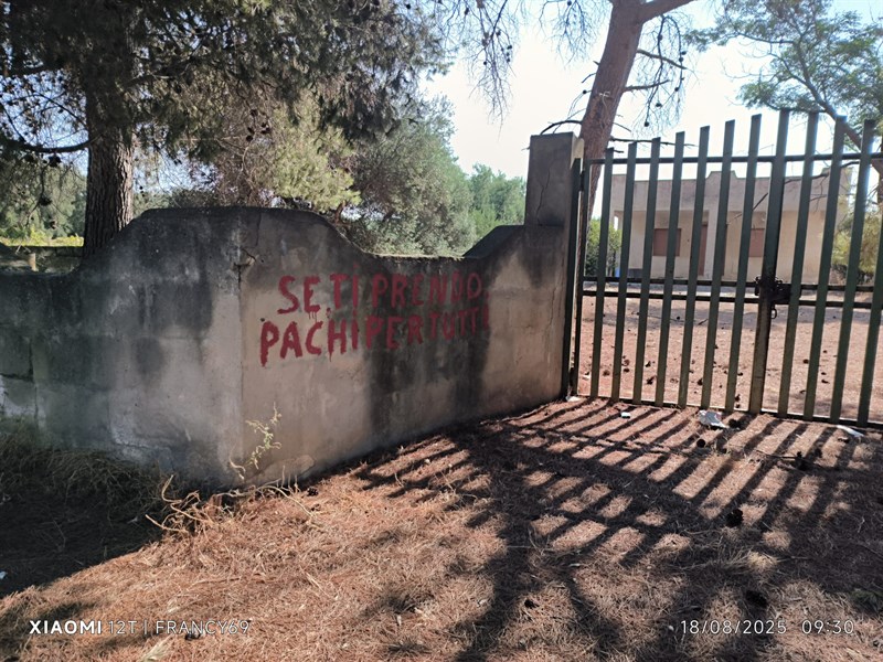 «Se ti prendo pachi per tutti»: la scritta diventa virale a San Pietro in Bevagna