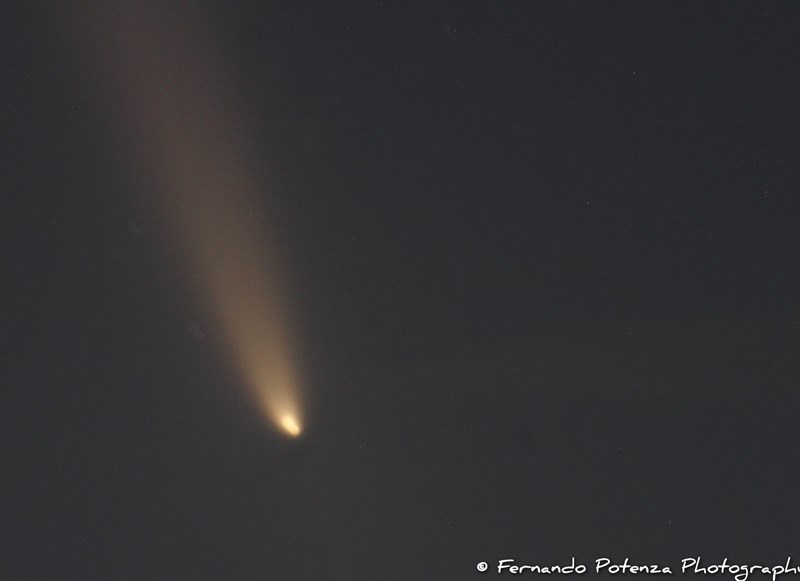 La cometa del secolo sul cielo di Manduria