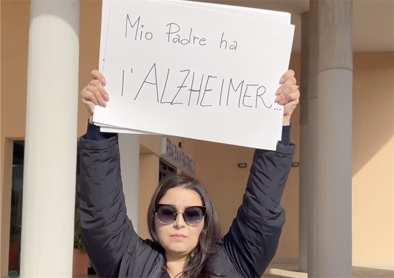 "Mio padre ha l'Alzheimer, ditelo voi che non può curarsi" IL VIDEO