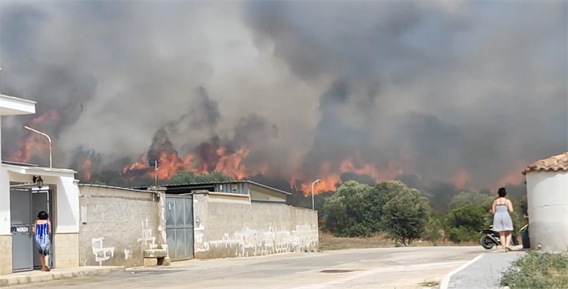 Incendio a Maruggio, le fiamme raggiungono le abitazioni