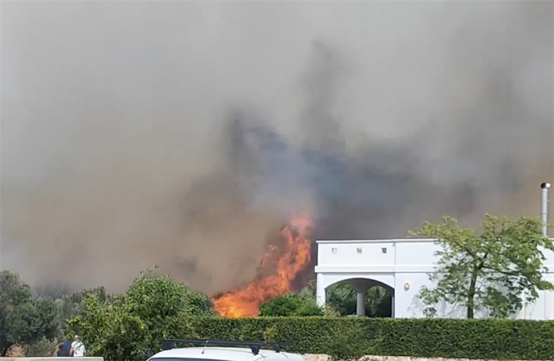 Il fuoco minaccia le case di Maruggio