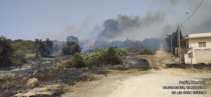 Grosso incendio nelle campagne intorno a Maruggio,  prime case fatte evacuare