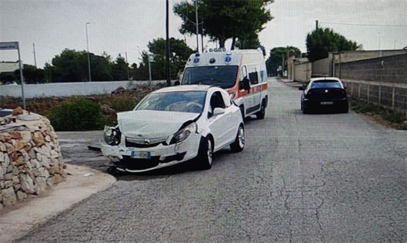 Incidente stradale nel rione Barci, due persone in ospedale