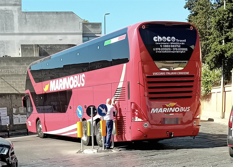 Pullman di linea incastrato nel rondò all'incrocio della via per Lecce
