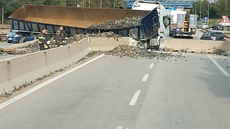 Camion sfonda il guardrail e invade la corsia opposta 