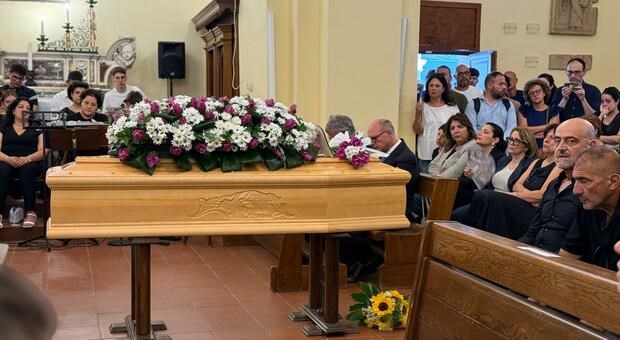 L’ultimo saluto a Teresa uccisa dal figlio. Il padre: dove abbiamo sbagliato?