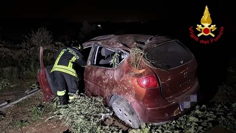 Auto distrutta, salvo per miracolo il conducente
